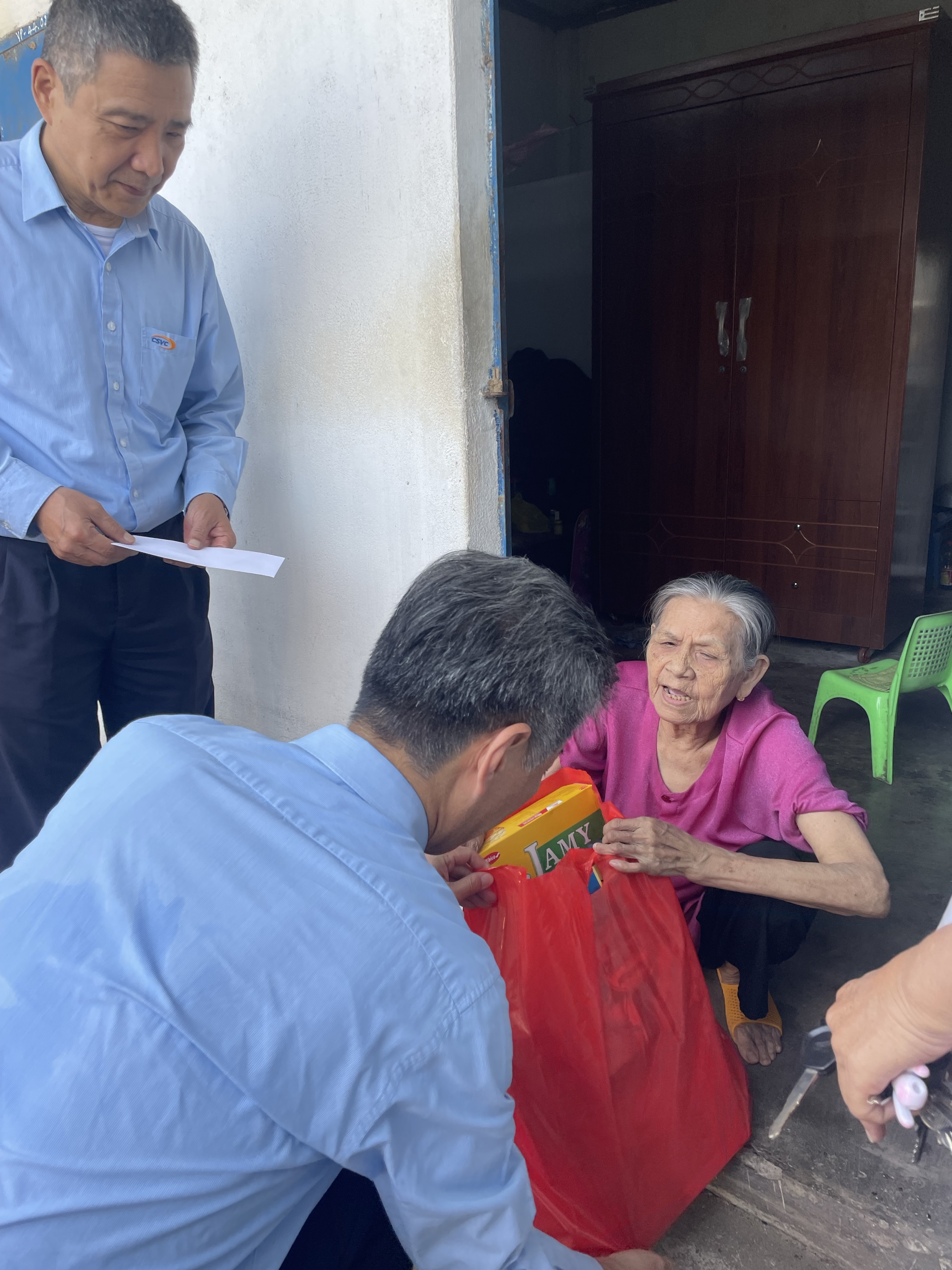 CSVC Spreads Warmth in Lunar New Year 2025: Over 90 Tet Gift Packages Given to Underprivileged Families in Chau Pha commune, Phu My town.